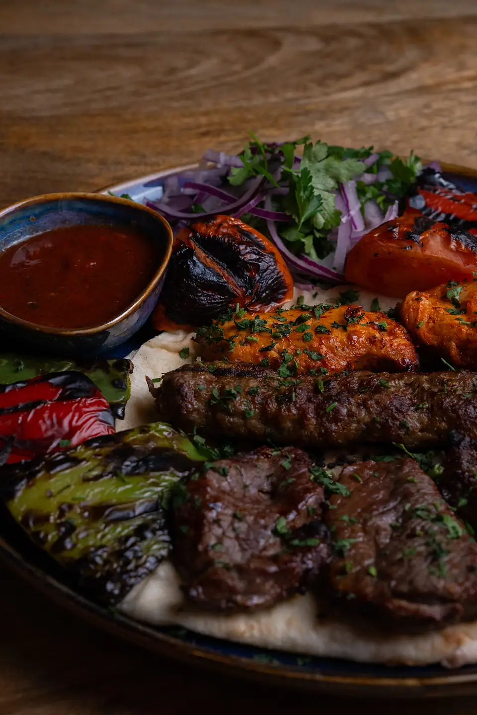 Miks szaszłyków: lule kebap, szaszłyk z jagnięciny i z kurczaka, grillowane pomidory i papryka na lawaszu.