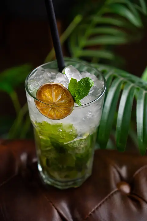 Mojito z lodem, miętą i suszoną limonką.