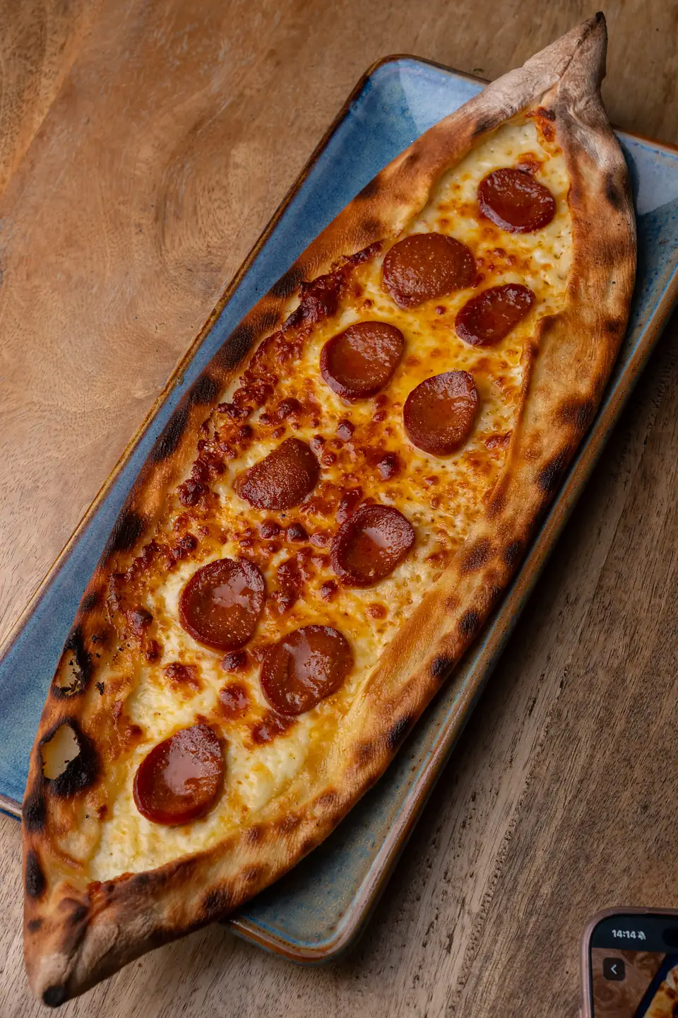 Pide sudżuk: łódka z ciasta z tureckim sudżukiem i roztopioną mozzarellą.